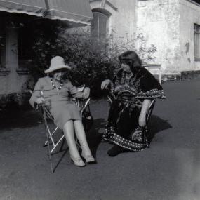 Jean Rhys (left, in hat) with Mollie Stoner.