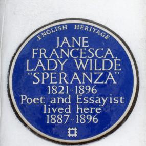 English Heritage blue plaque honouring Jane Francesca, Lady Wilde, at 87 Oakley Street, Chelsea. It reads (using an inaccurate form of its subject's title and name) "Lady Jane Francesca Wilde 'Speranza' 1821-1896 Poet and Essayist lived here 1887-1896".