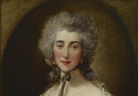 Portrait of Grace Elliott by Thomas Gainsborough, c. 1782. She faces the viewer with a neutral expression, wearing a low-necked, high-waisted white gown with a pink bow and blue brooch at the decolletage. Her hair is styled away from her face, frizzed and powdered, and a black ribbon tied under her chin and hangs to her bosom.